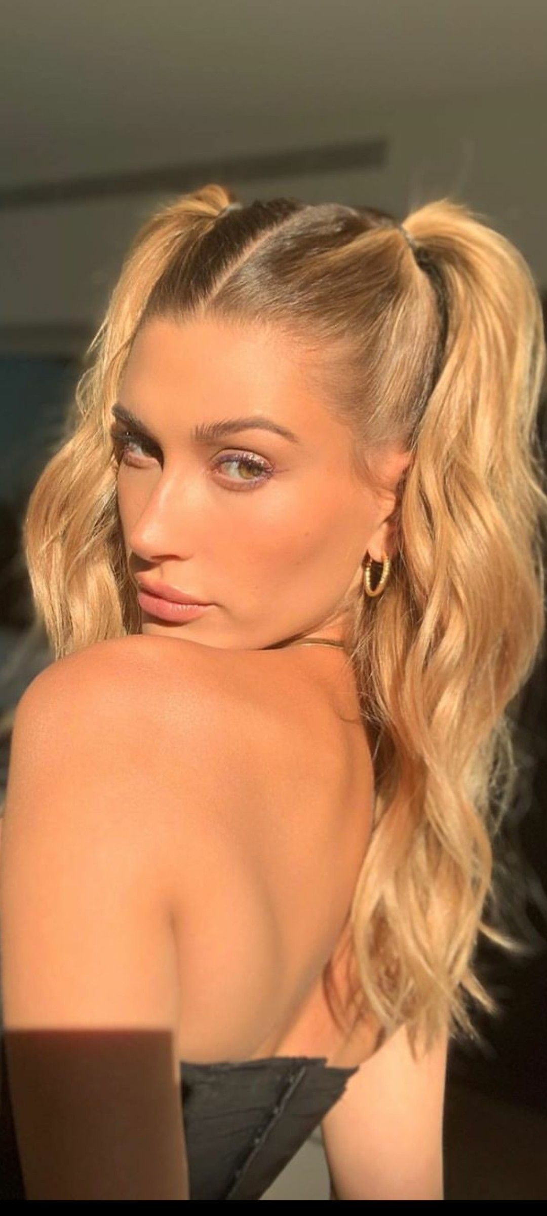 Reproduza o penteado alinhado da Hailey Bieber!