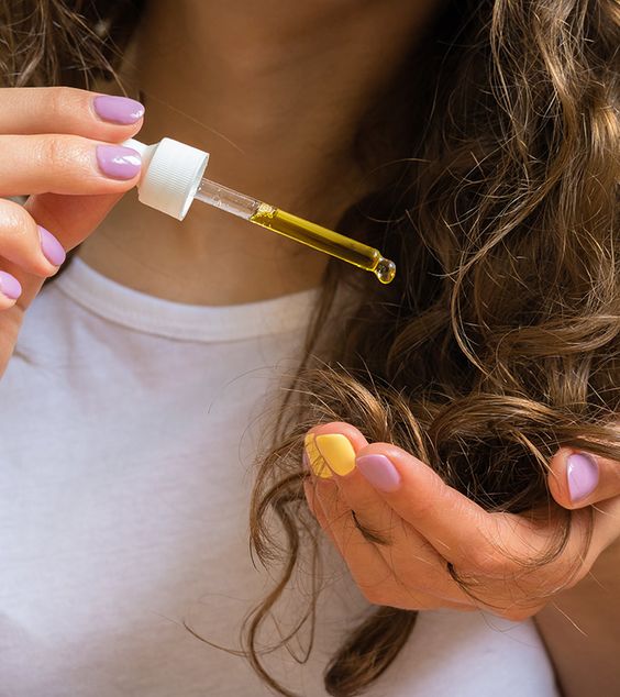 A MANEIRA CORRETA DE USAR ÓLEO CAPILAR - Sos Frizz