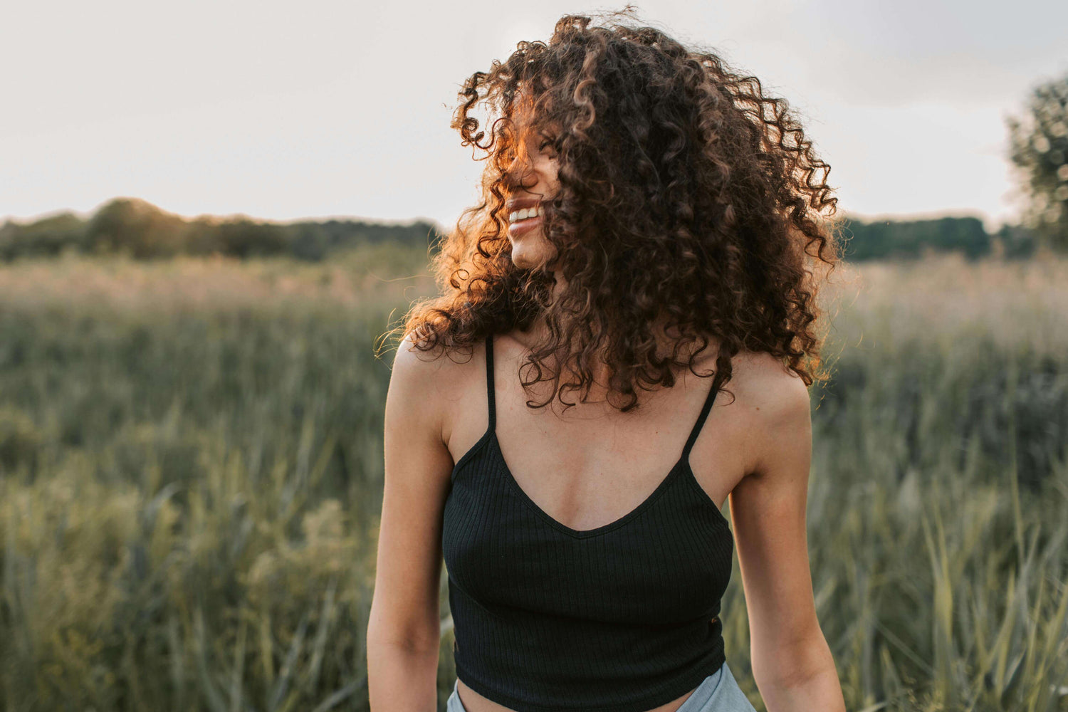 Cabelo Cacheado: Tipos de Cremes e Penteados - Cortes Masculinos e Femininos - Guia Completo