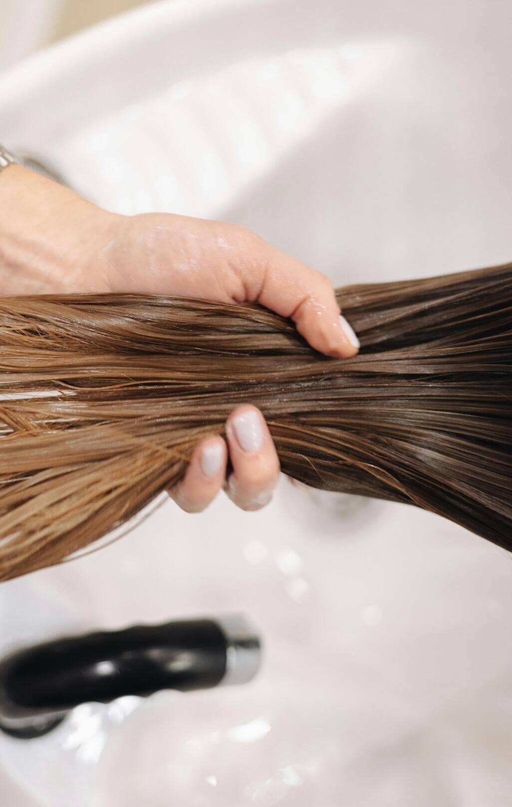 Cabelo Poroso: O Que É? O Que Fazer? Como Tratar e Recuperar a Porosidade dos Fios Cacheados - Sos Frizz