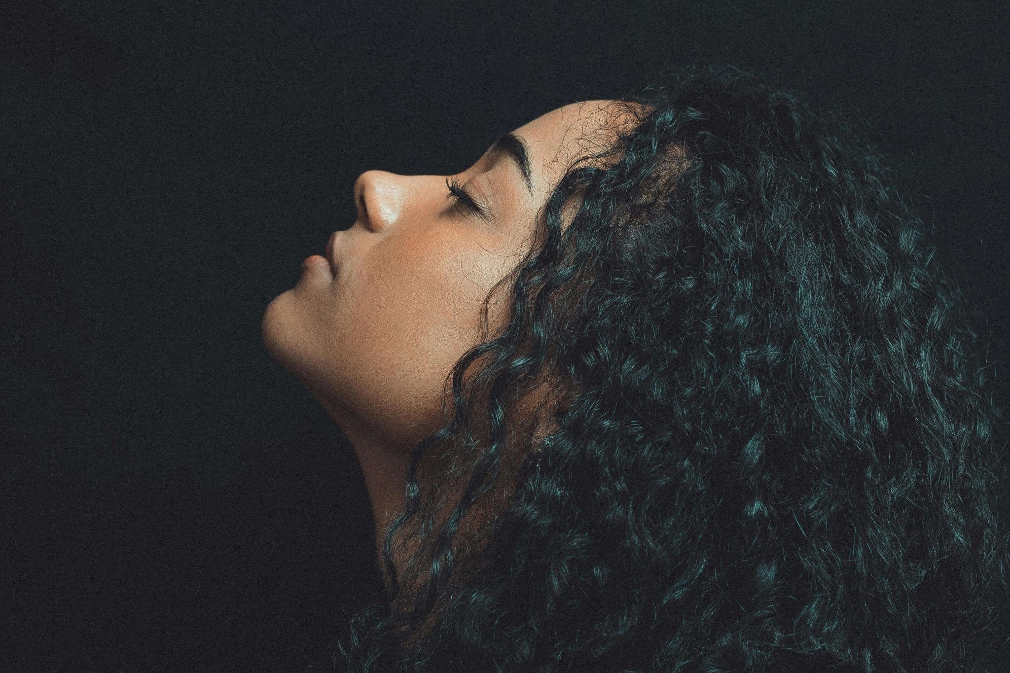 Qual a melhor hidratação para cabelos cacheados ressecados e com frizz? - Sos Frizz